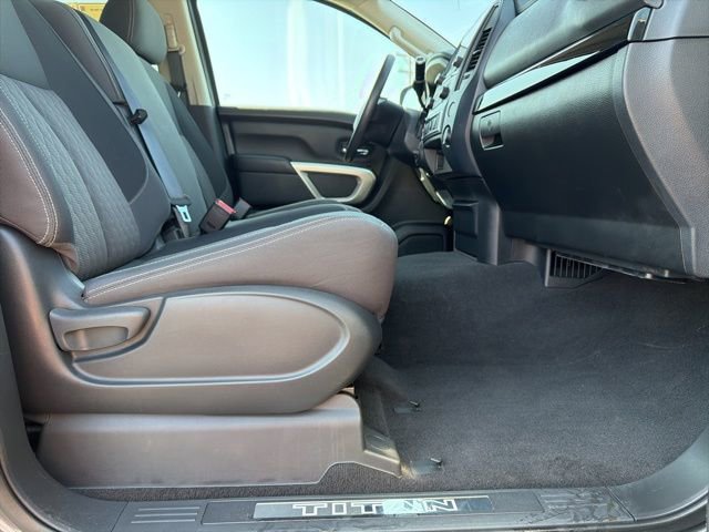 Used 2022 Nissan Titan SV image 15
