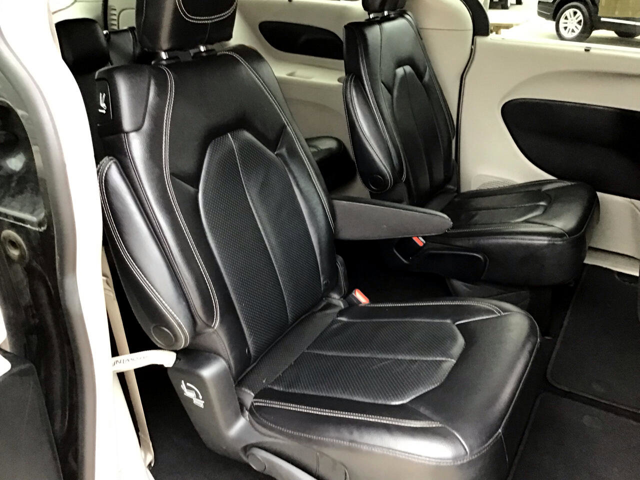 Used 2022 Chrysler Pacifica Touring-L image 46