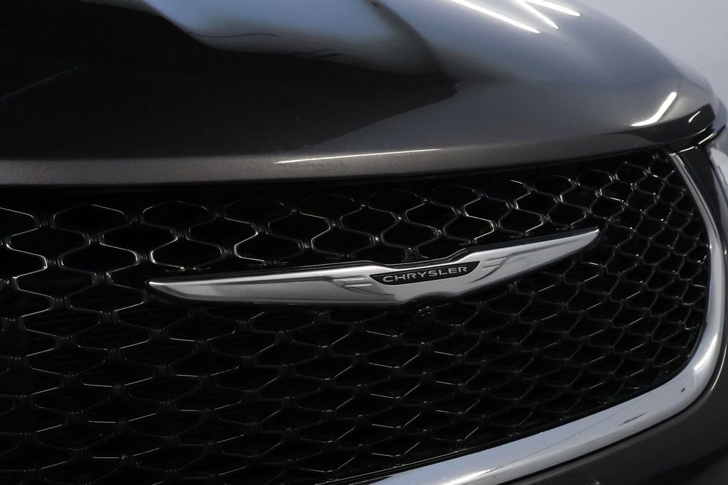 Used 2023 Chrysler Pacifica Touring-L image 9