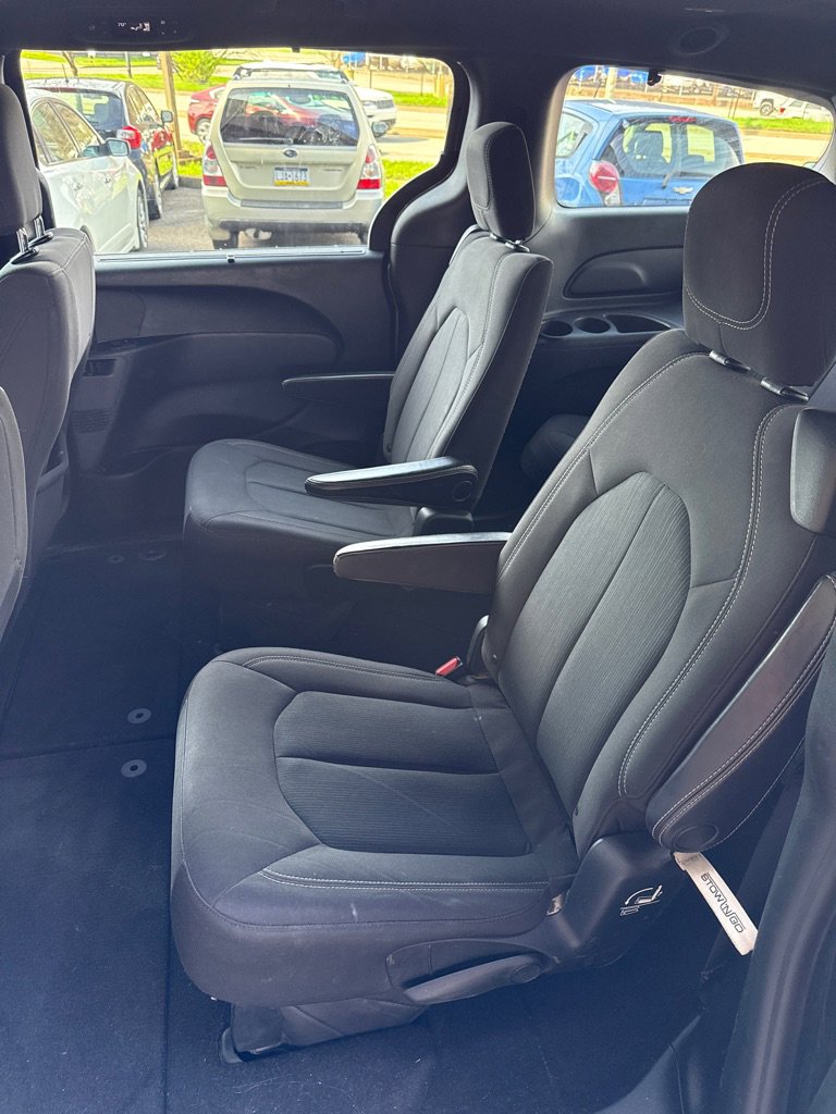 Used 2018 Chrysler Pacifica Touring Plus w/ S Appearance Package FWD image 10