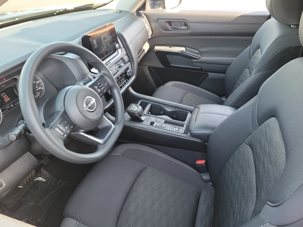 Used 2025 Nissan Pathfinder S FWD image 3