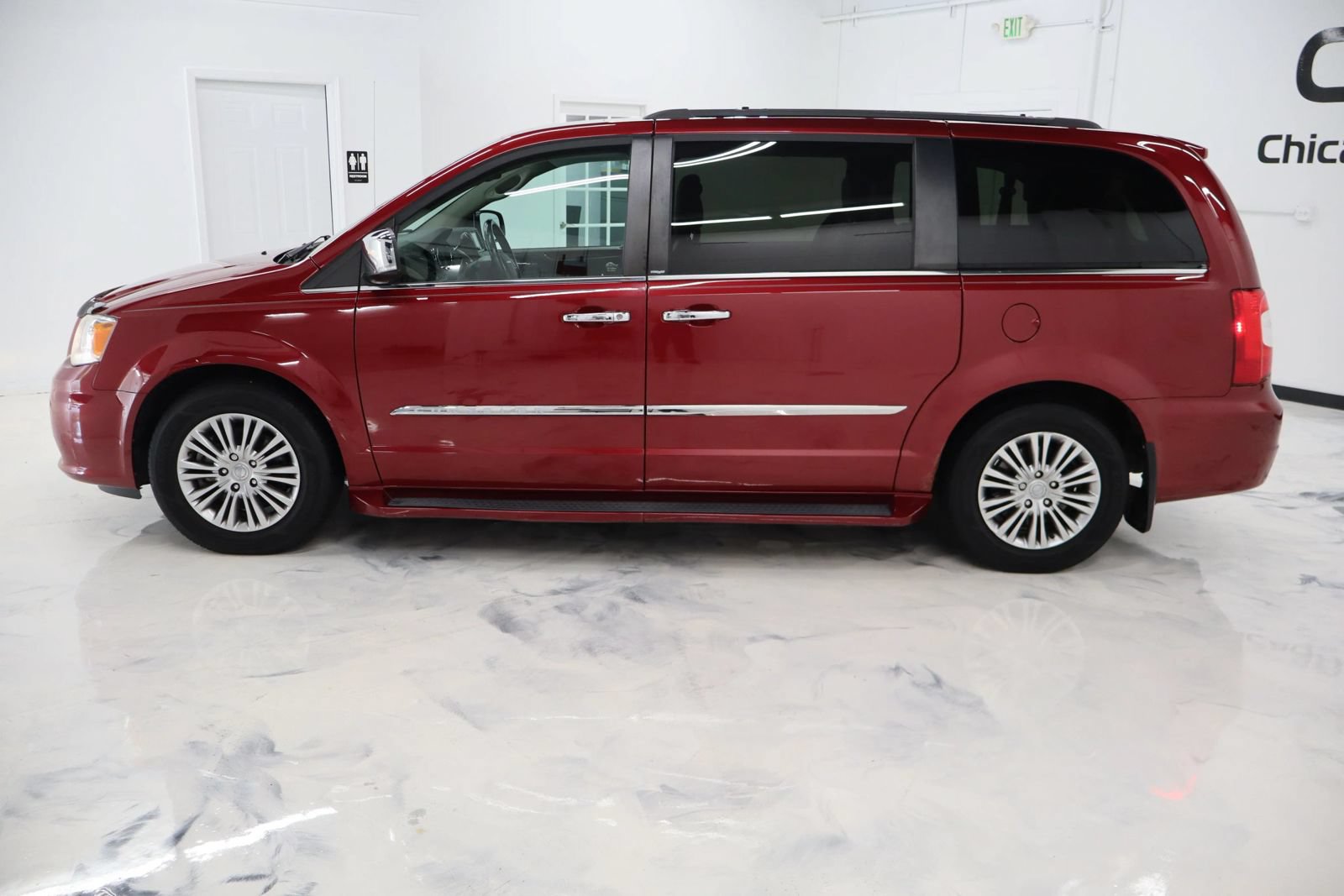 Used 2014 Chrysler Town & Country Touring-L w/ Driver Convenience Group FWD image 5