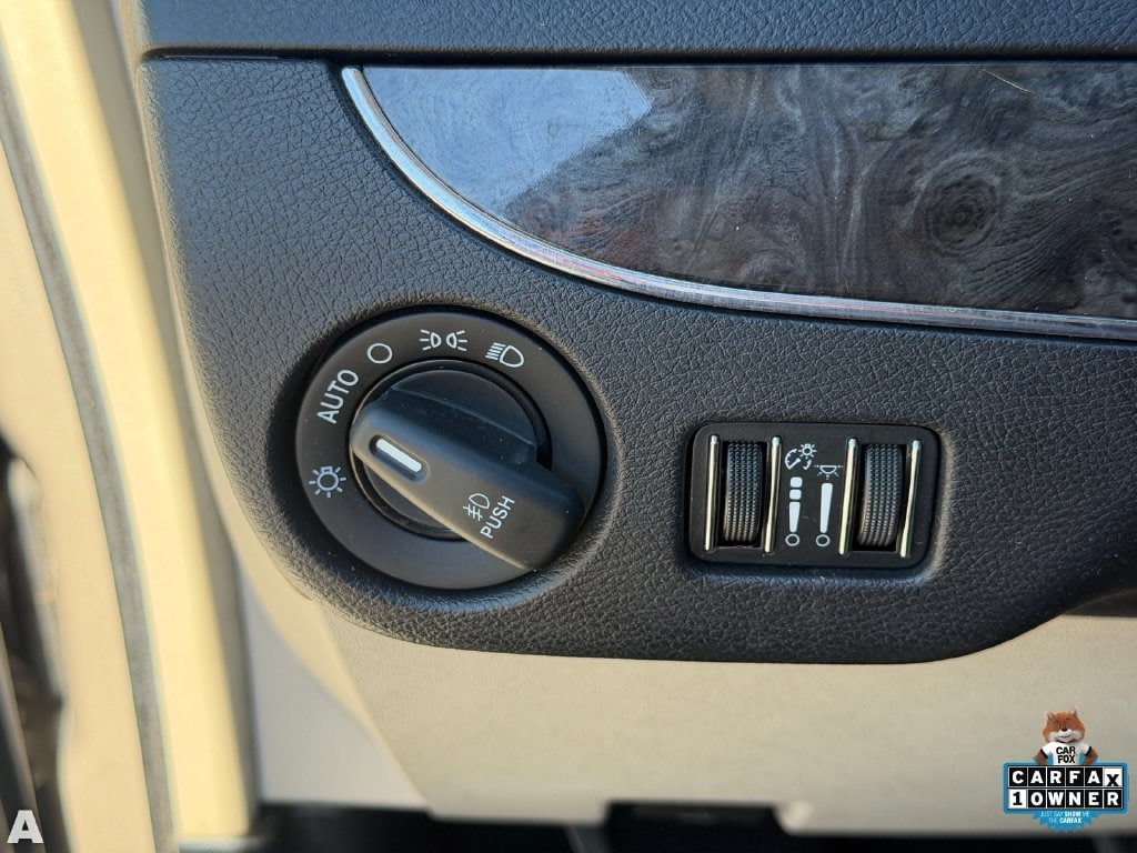 Used 2014 Chrysler Town & Country Touring FWD image 19