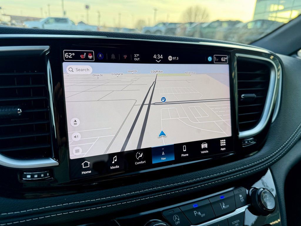 Used 2025 Chrysler Pacifica Limited image 24