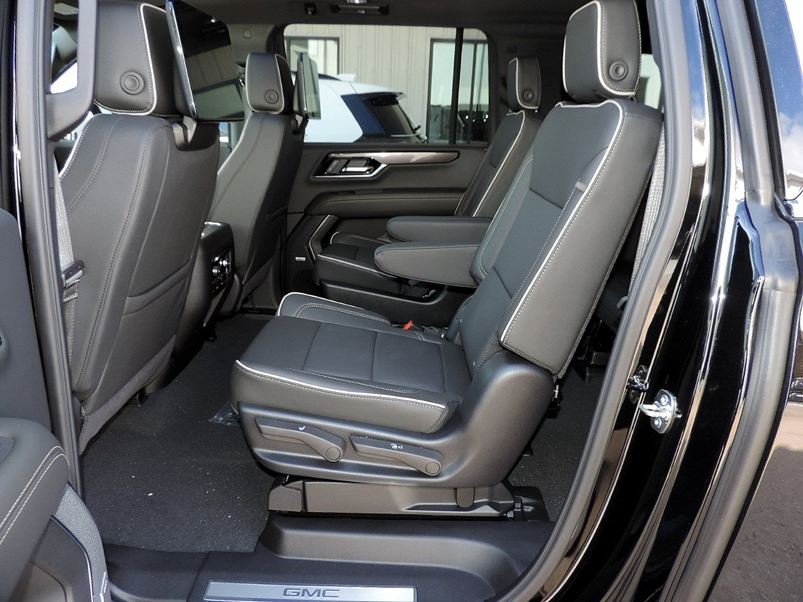 New 2026 GMC Yukon XL Elevation w/ Elevation Premium Package AWD/4WD image 19