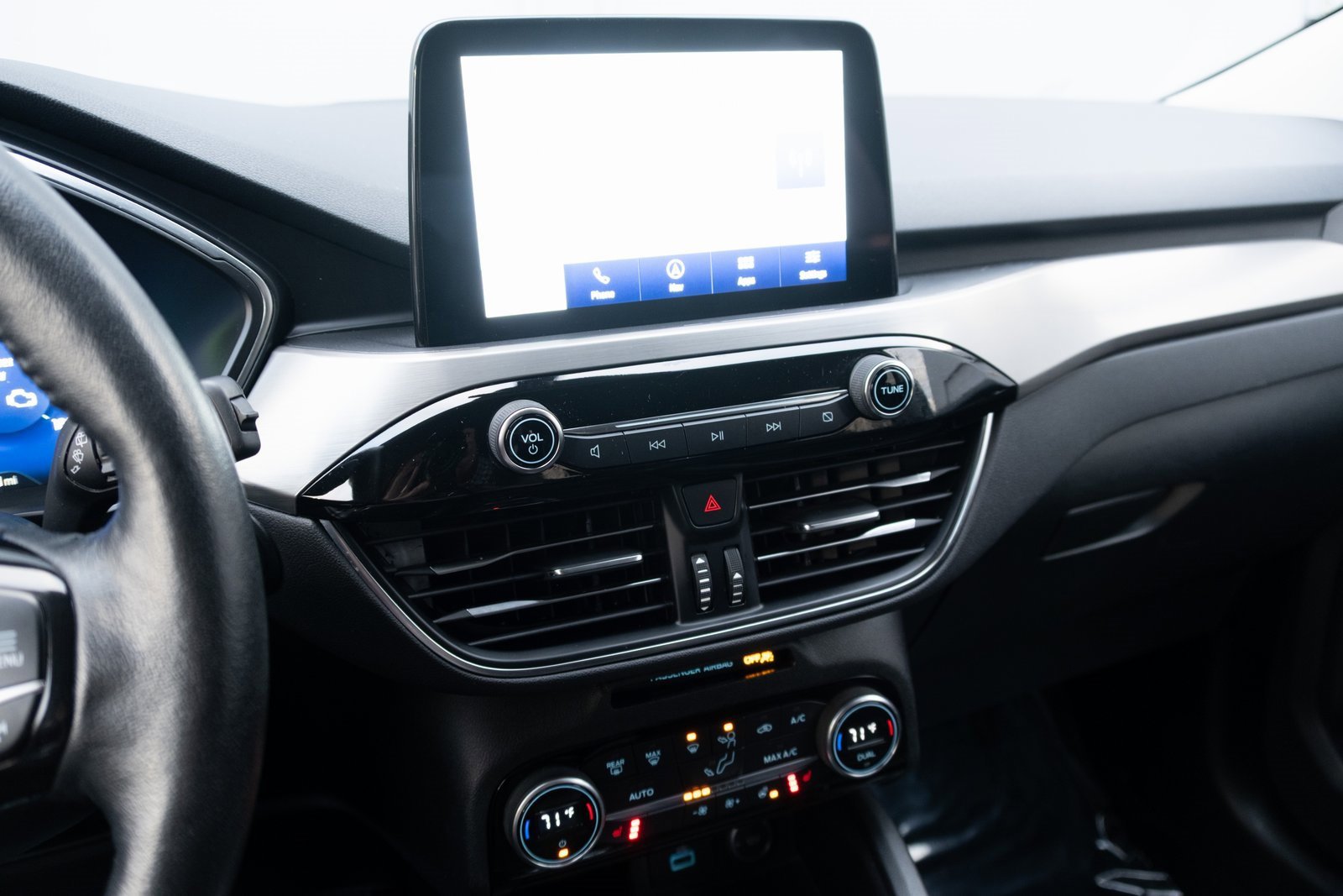 Used 2021 Ford Escape Titanium image 3