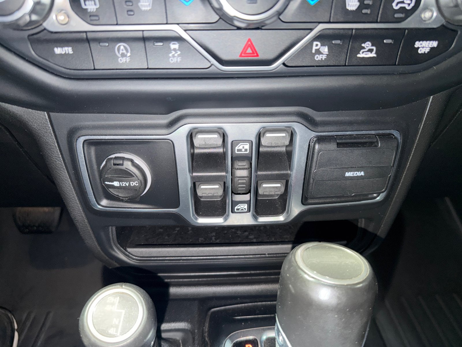 Used 2020 Jeep Gladiator Overland AWD/4WD image 27