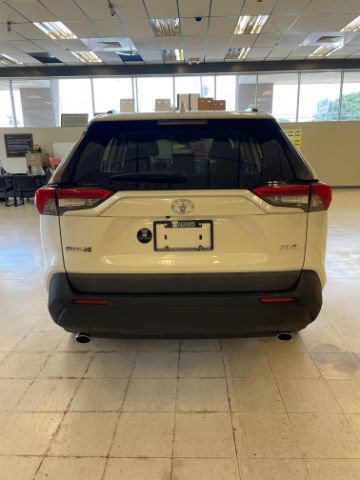 Used 2022 Toyota RAV4 XLE Premium FWD image 5