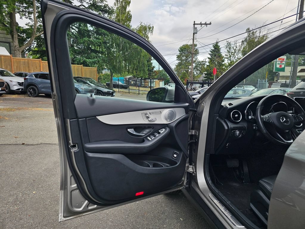 Used 2019 Mercedes-Benz GLC 300 4MATIC image 19