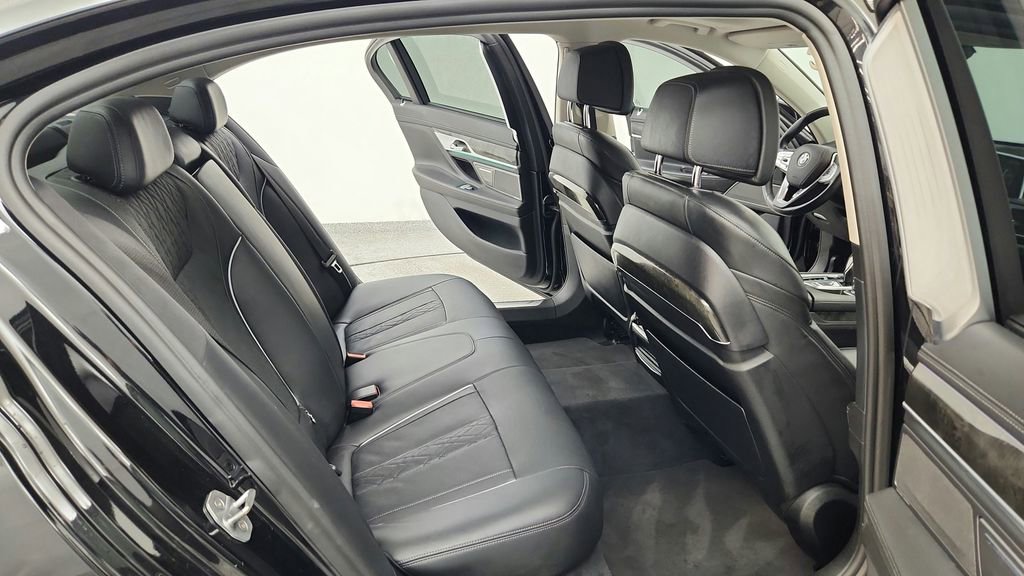 Used 2018 BMW 750i xDrive image 35