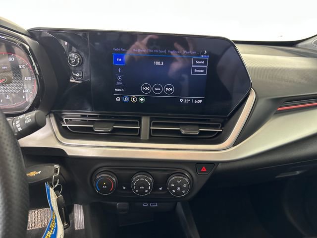 Used 2025 Chevrolet Trax RS w/ Sunroof Package image 21