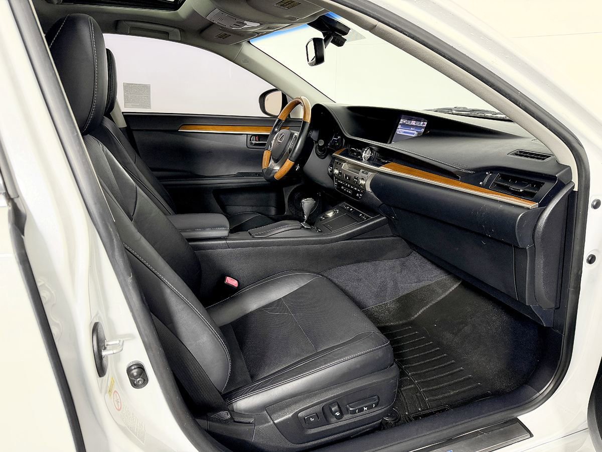 Used 2014 Lexus ES 300h w/ Luxury Package w/Bamboo Trim FWD image 22