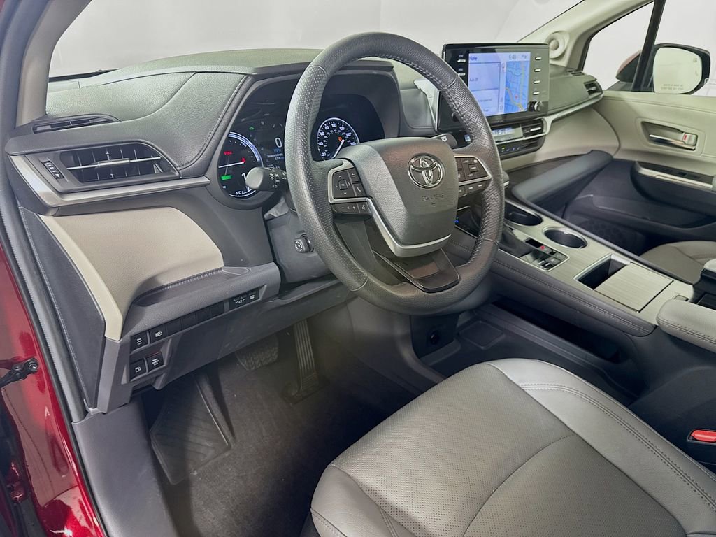 Used 2024 Toyota Sienna Limited image 9
