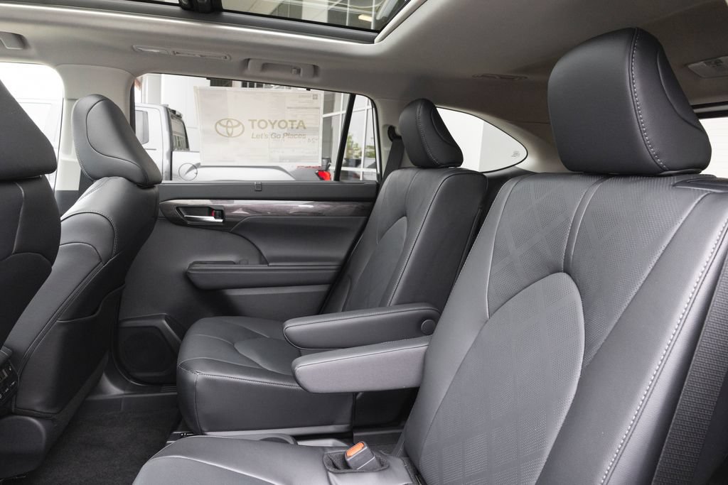 New 2026 Toyota Highlander Platinum AWD/4WD image 10
