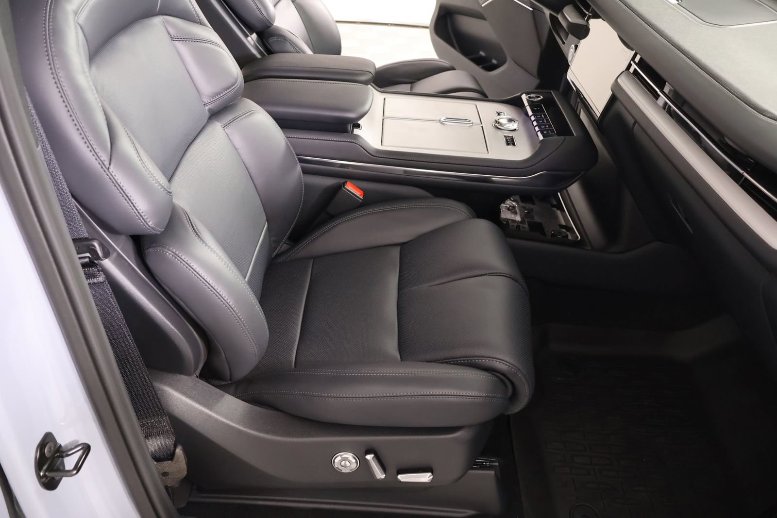 New 2025 Lincoln Navigator Reserve w/ Jet Appearance Package AWD/4WD image 15