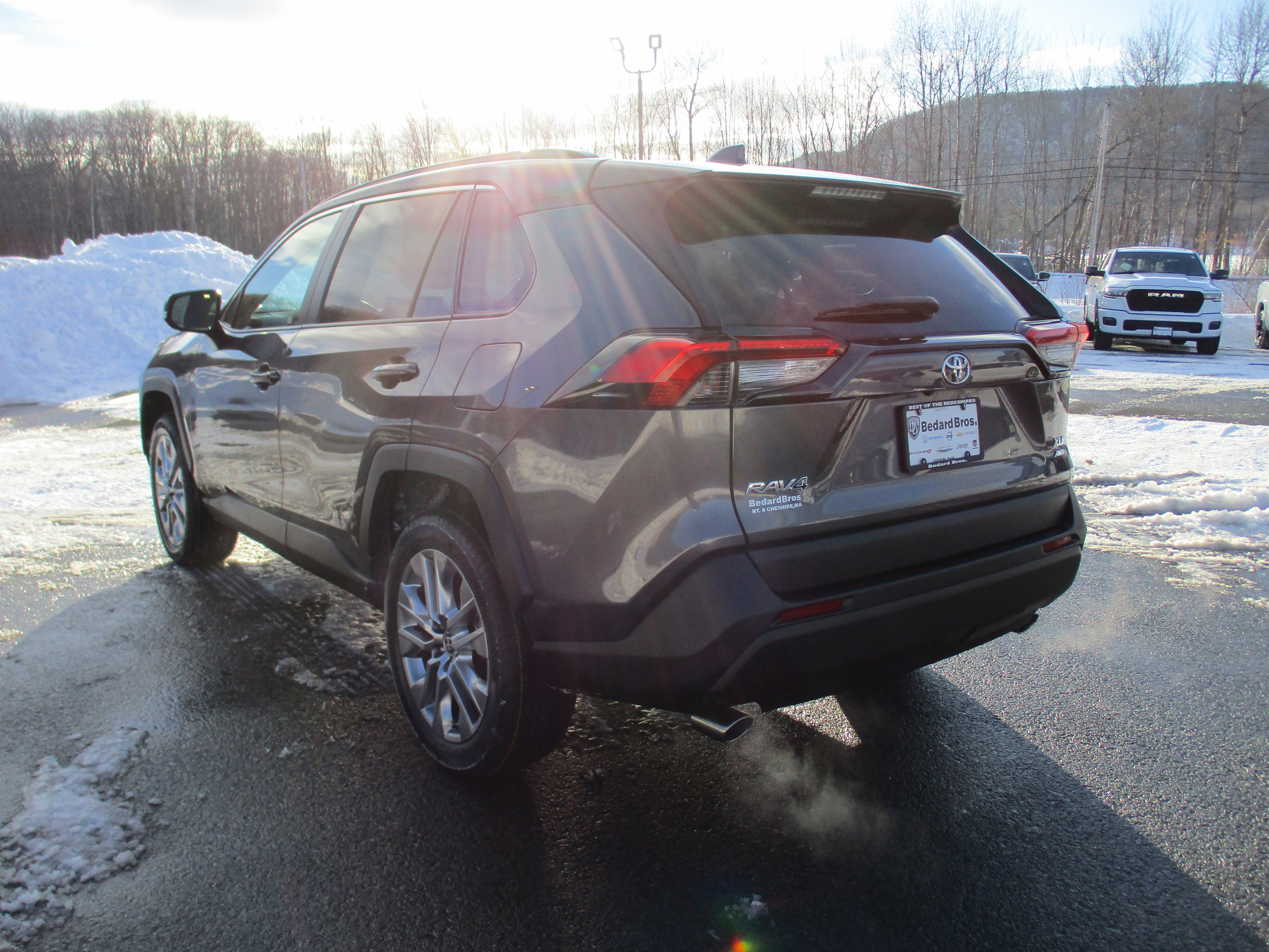 Used 2022 Toyota RAV4 XLE Premium image 7