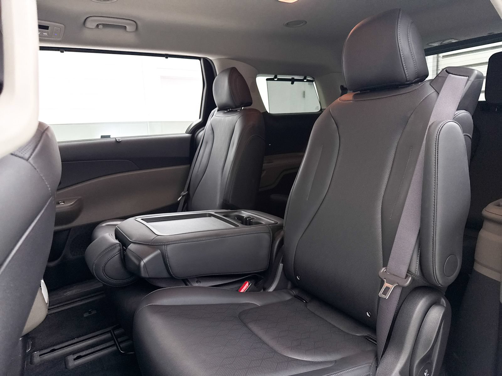 Used 2025 Kia Carnival EX FWD image 30