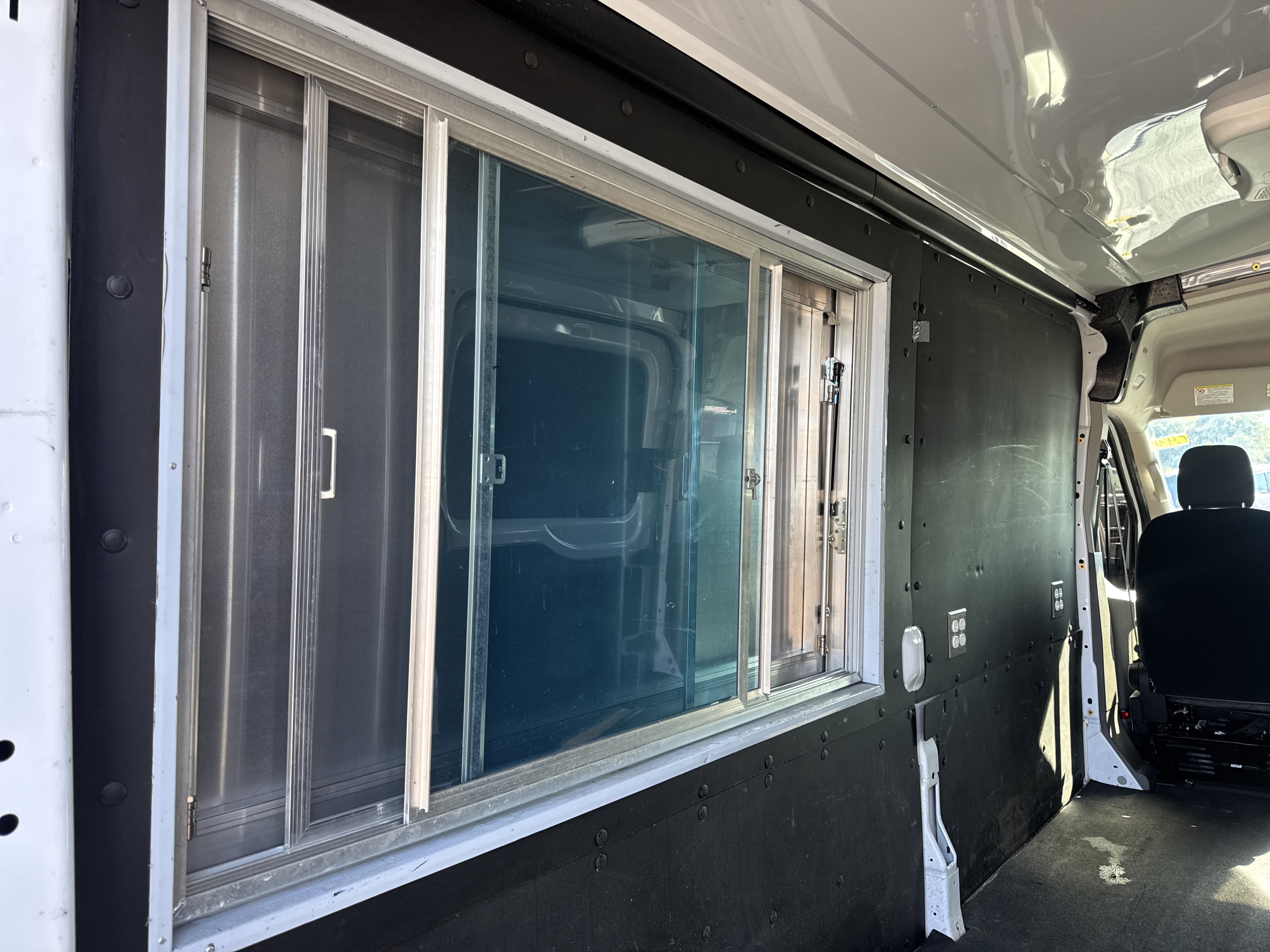 Used 2022 Ford Transit 250 Medium Roof w/ Load Area Protection Package image 29