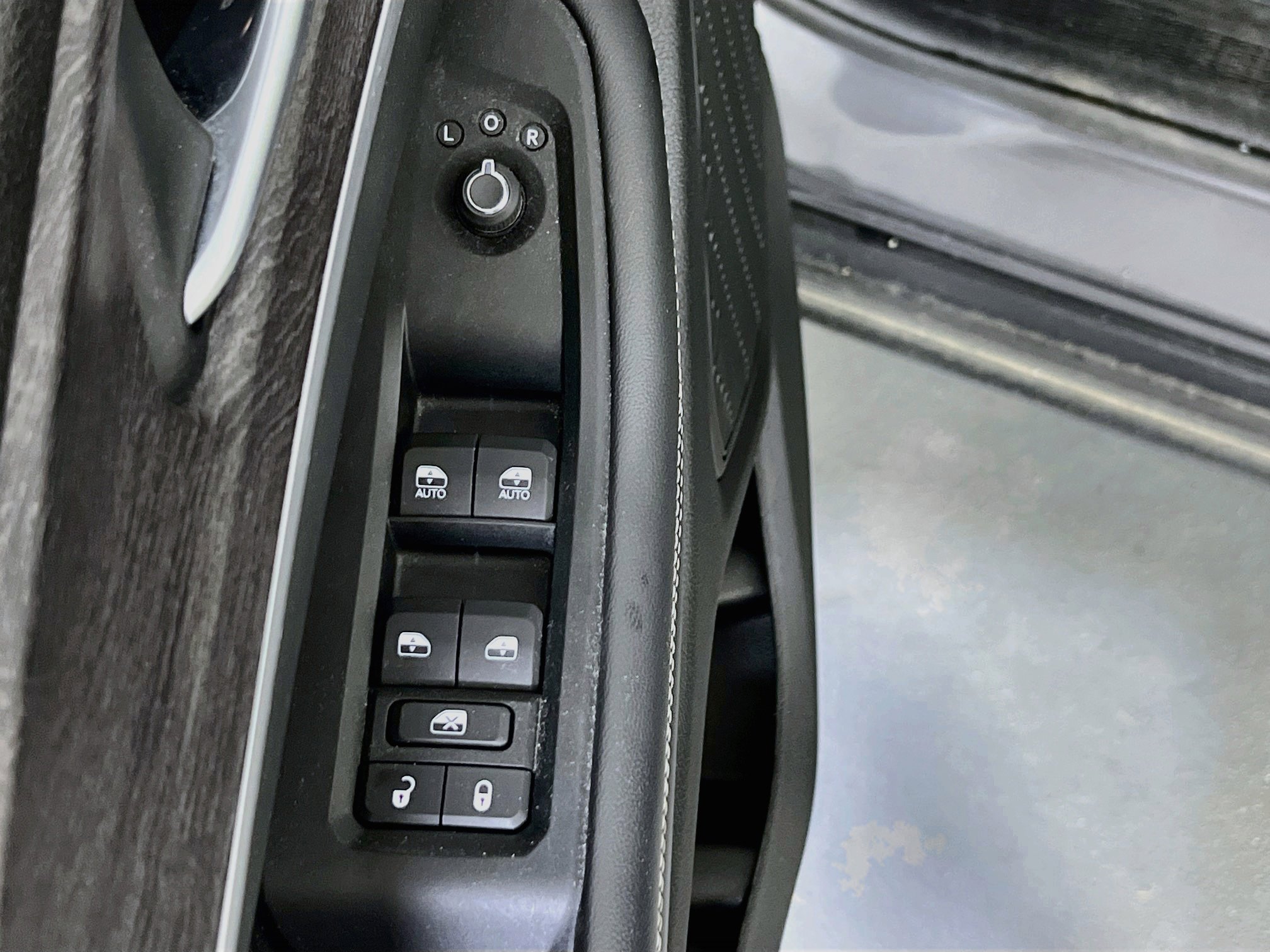 Used 2023 Jeep Grand Cherokee Limited w/ Black Appearance Package AWD/4WD image 18