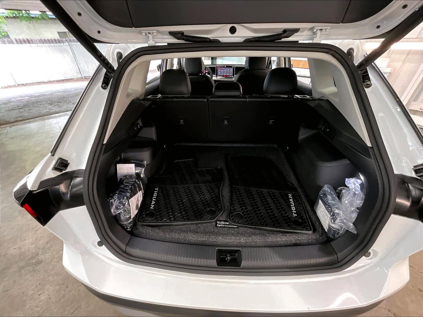 Certified 2025 Volkswagen Tiguan SE FWD image 28