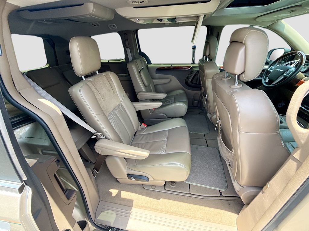 Used 2013 Chrysler Town & Country Limited w/ Luxury Group FWD image 32