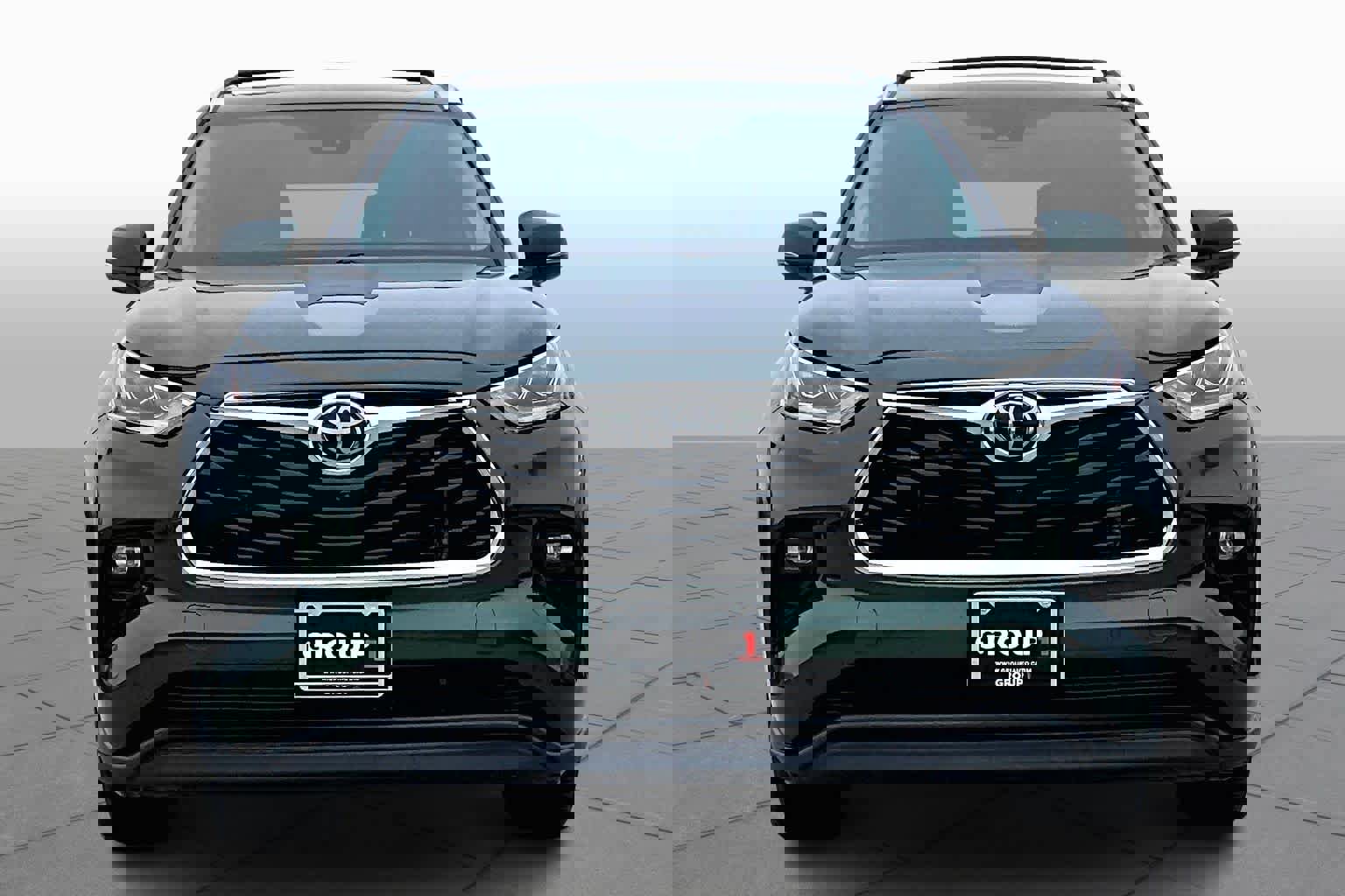 Used 2024 Toyota Highlander Limited image 3