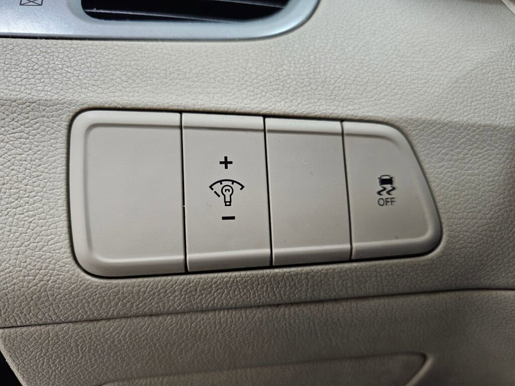 Used 2015 Hyundai Elantra SE FWD image 23