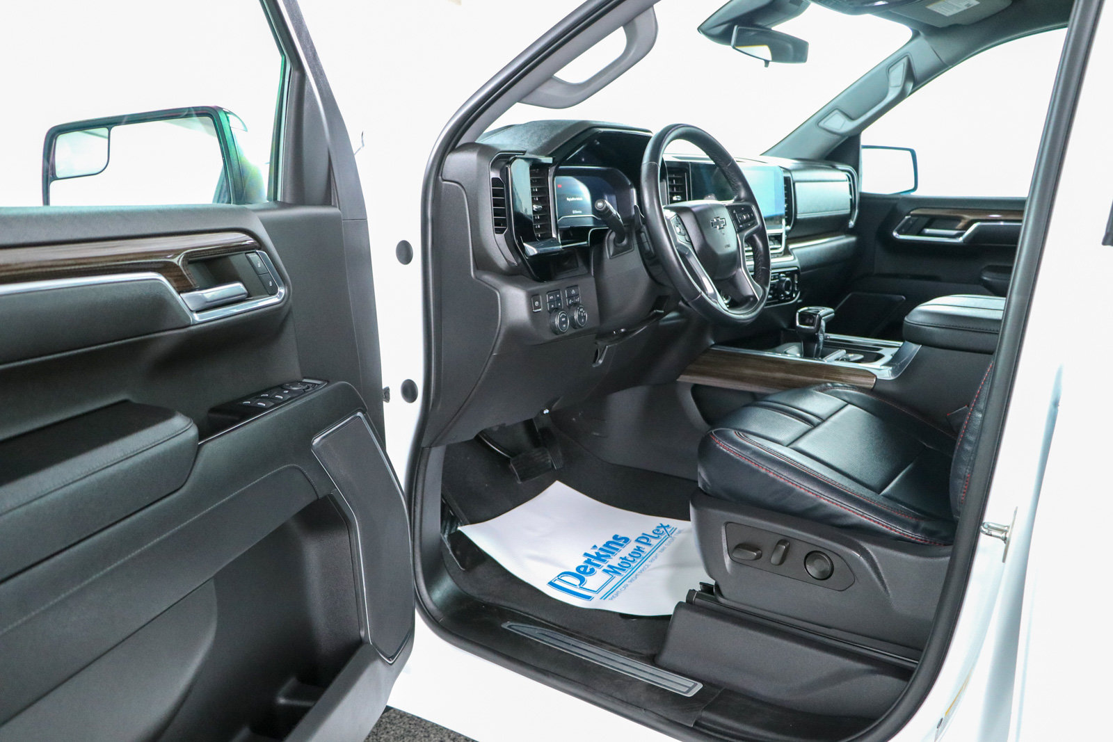 Used 2023 Chevrolet Silverado 1500 LT Trail Boss AWD/4WD image 3