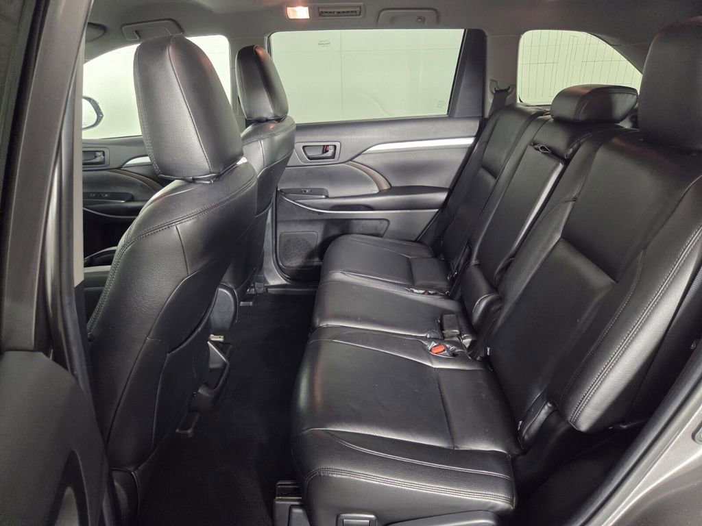 Used 2019 Toyota Highlander Plus FWD image 25
