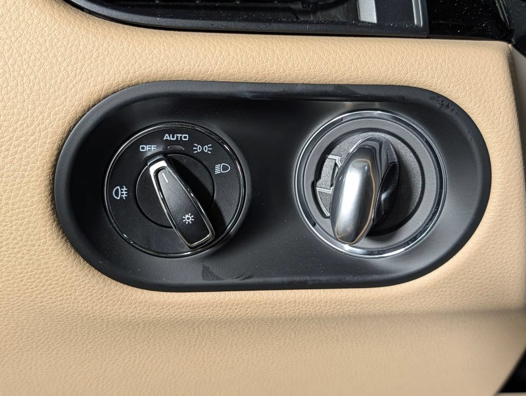 Certified 2023 Porsche Macan AWD/4WD image 34