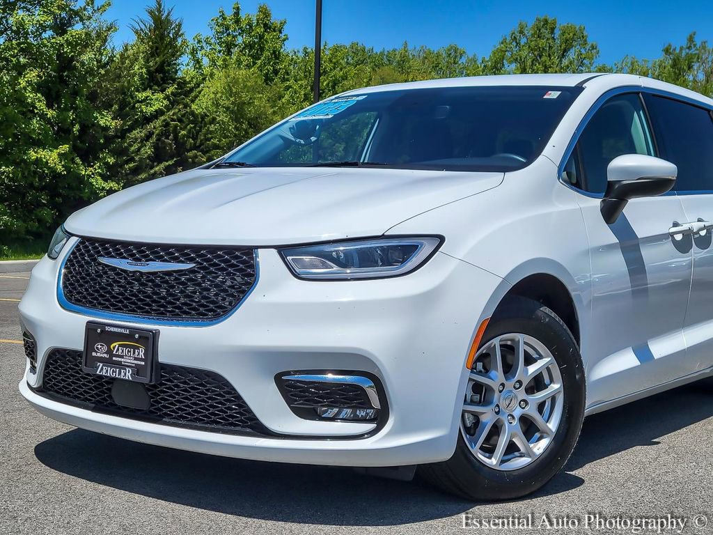 Used 2023 Chrysler Pacifica Touring-L FWD image 2