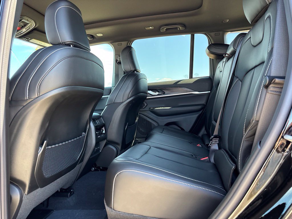 New 2027 Jeep Grand Cherokee Limited w/ Limited Altitude Package AWD/4WD image 9