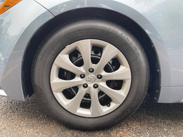 Used 2025 Toyota Corolla LE FWD image 30