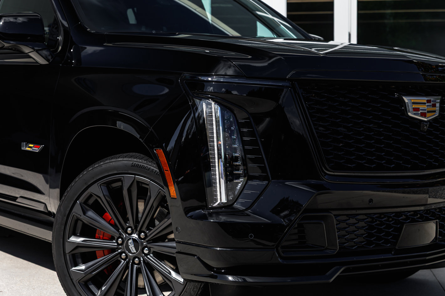 Used 2025 Cadillac Escalade ESV V image 2