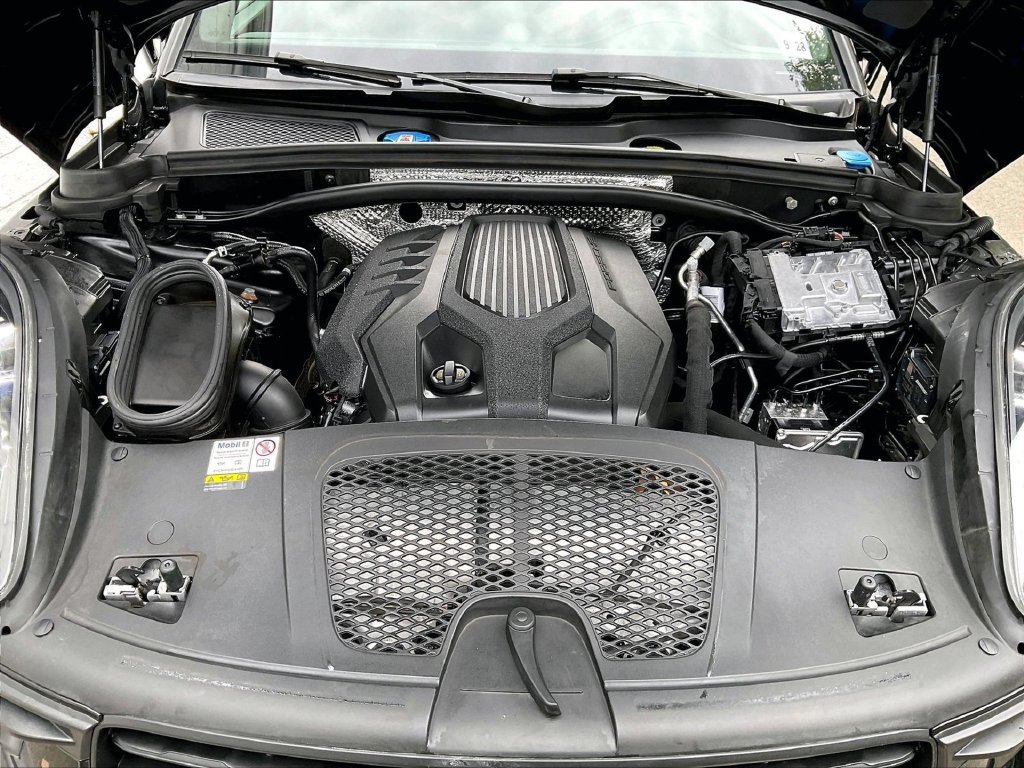 Certified 2023 Porsche Macan AWD/4WD image 15