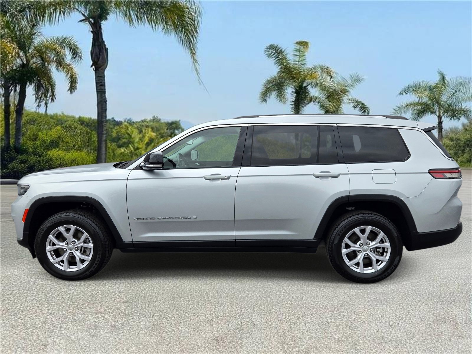 Certified 2022 Jeep Grand Cherokee L Limited RWD image 2