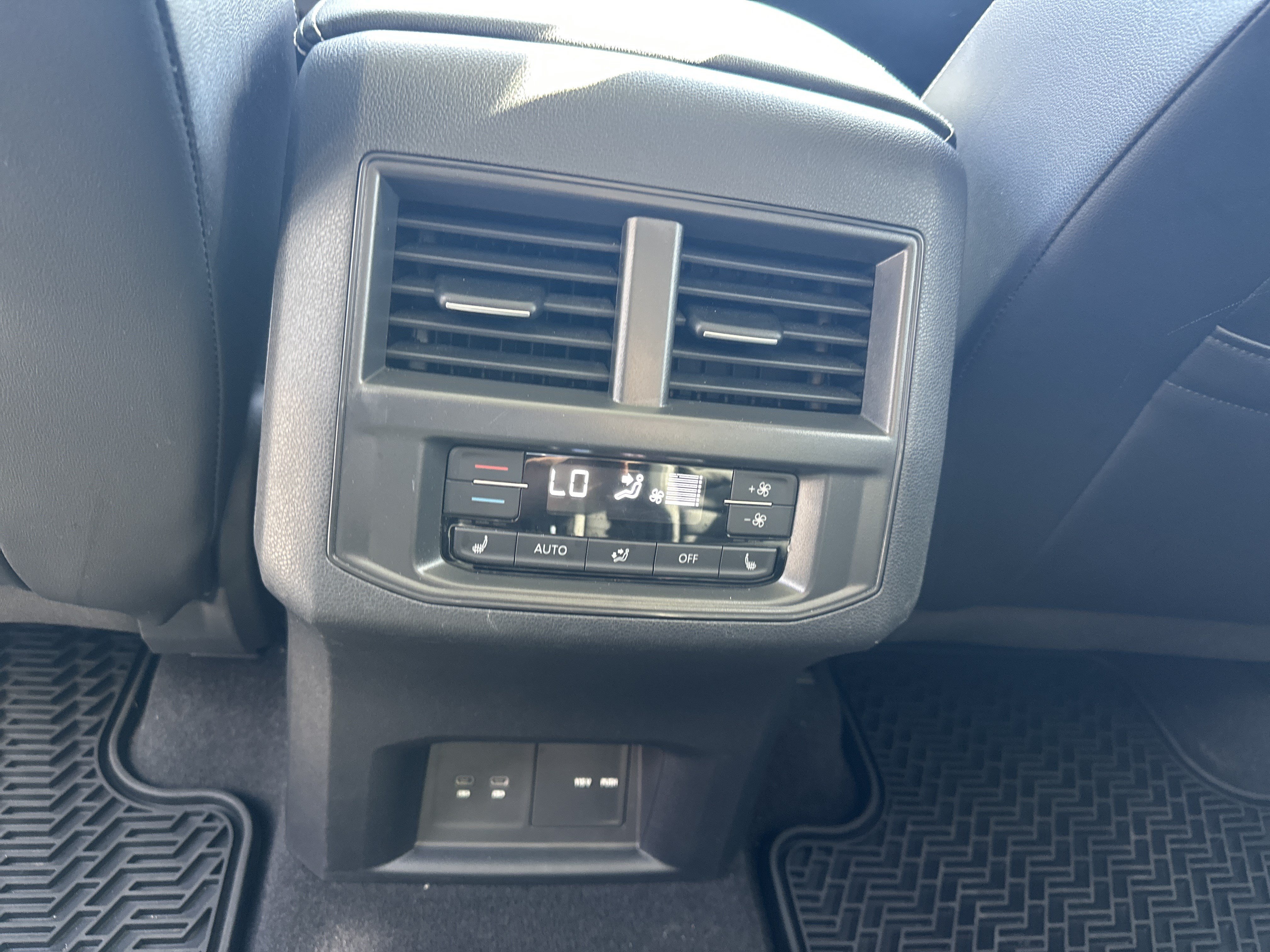 Used 2022 Volkswagen Atlas SEL Premium AWD/4WD image 30