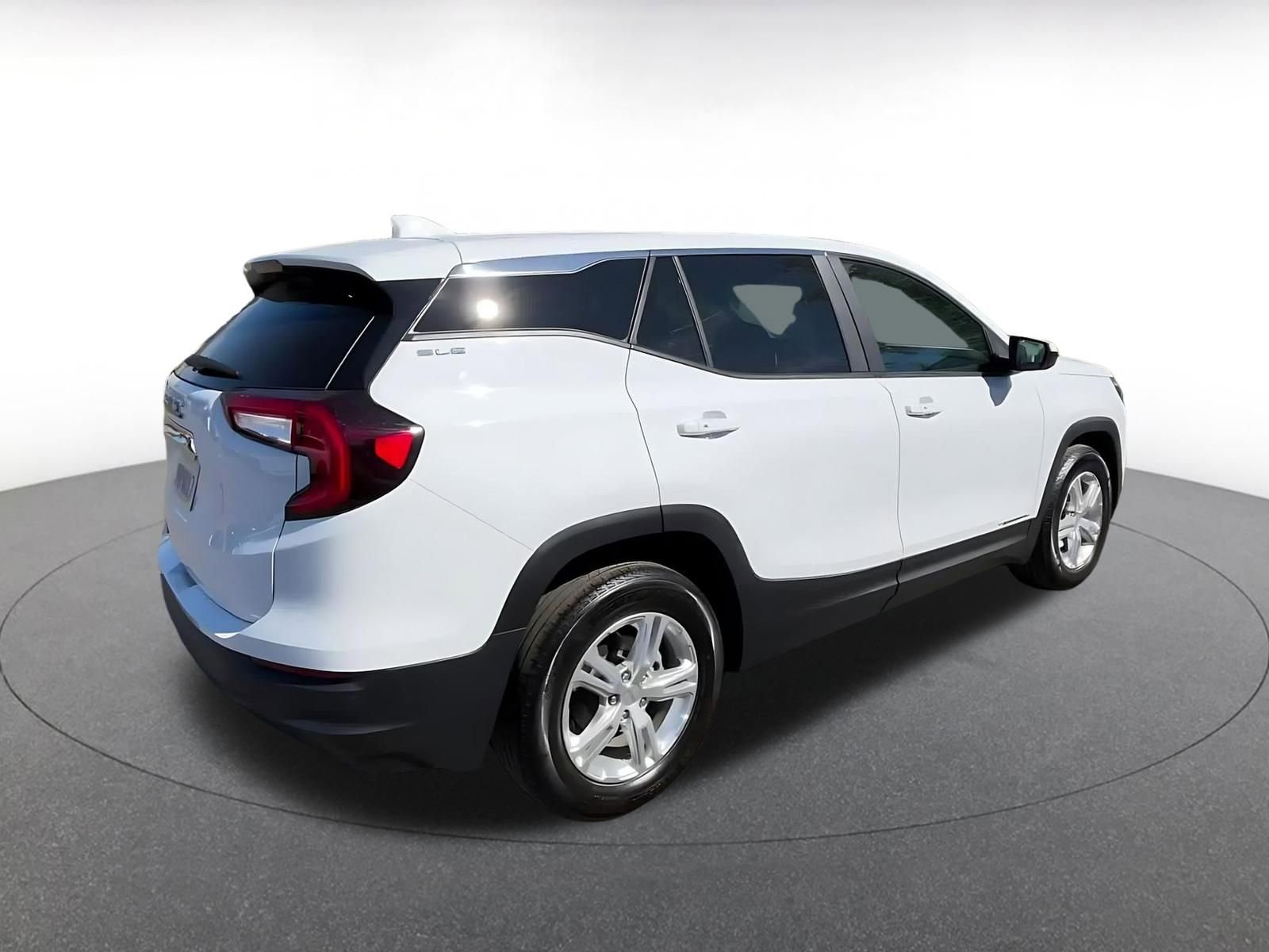 Used 2024 GMC Terrain SLE image 15