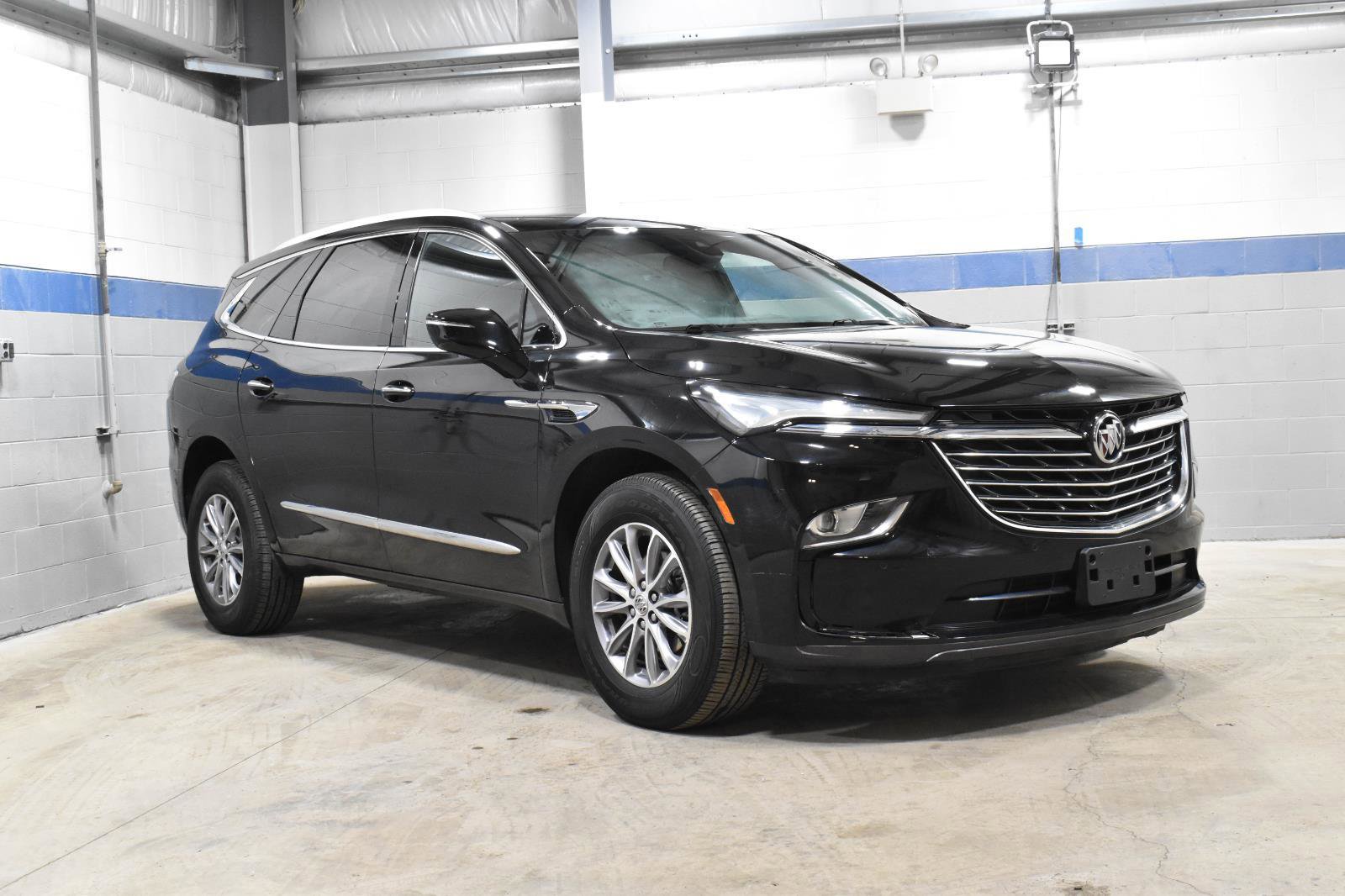 Used 2023 Buick Enclave Essence image 3