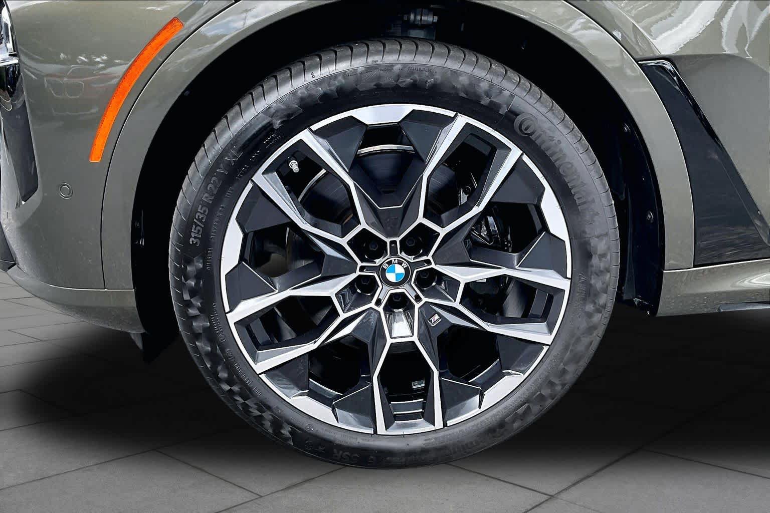 Used 2025 BMW X7 xDrive40i w/ M Sport Package AWD/4WD image 11