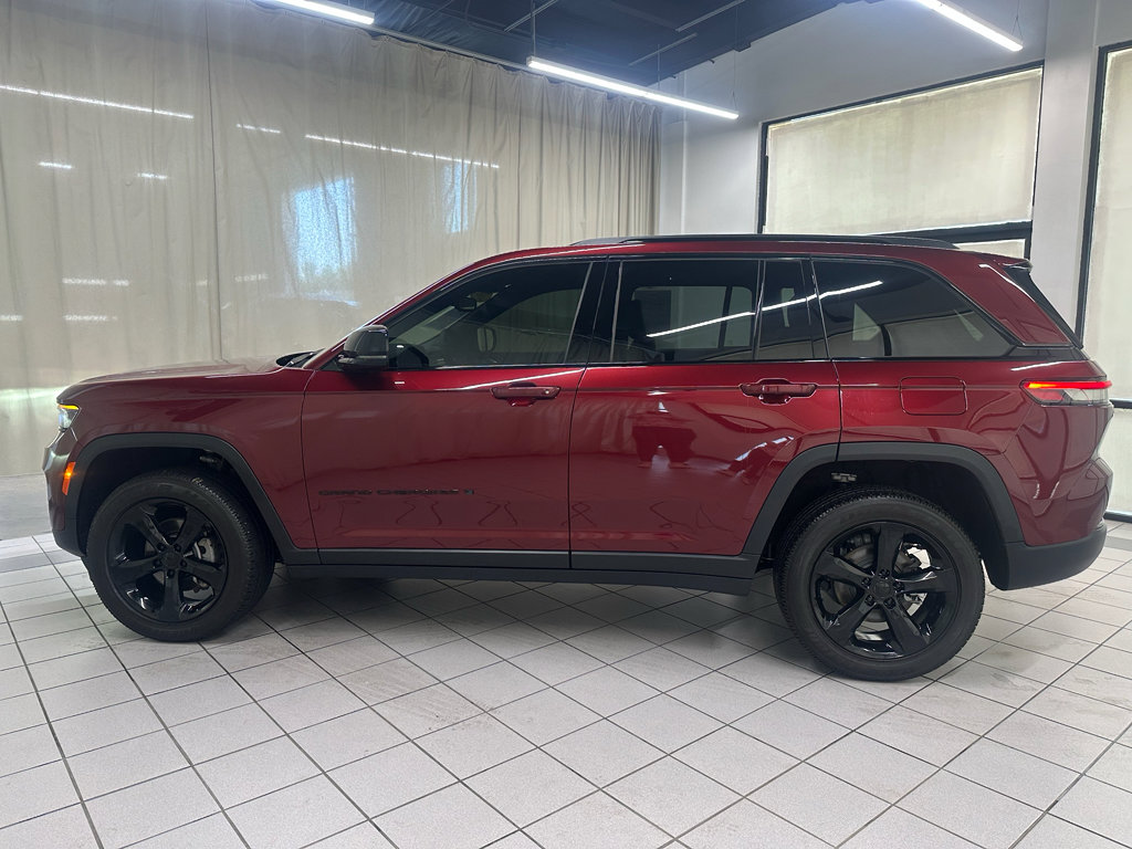 Used 2024 Jeep Grand Cherokee Altitude AWD/4WD image 10