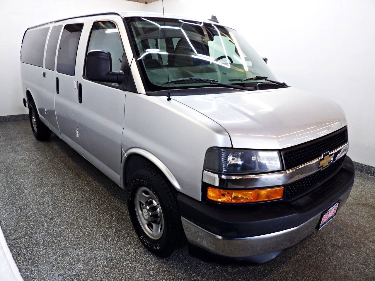Used 2019 Chevrolet Express 3500 LT w/ LT Preferred Equipment Group RWD image 3