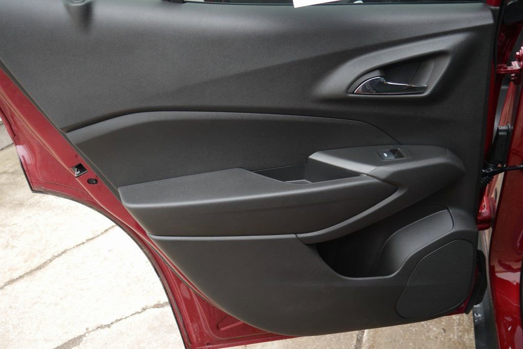 Used 2025 Chevrolet Trax RS w/ Sunroof Package image 32