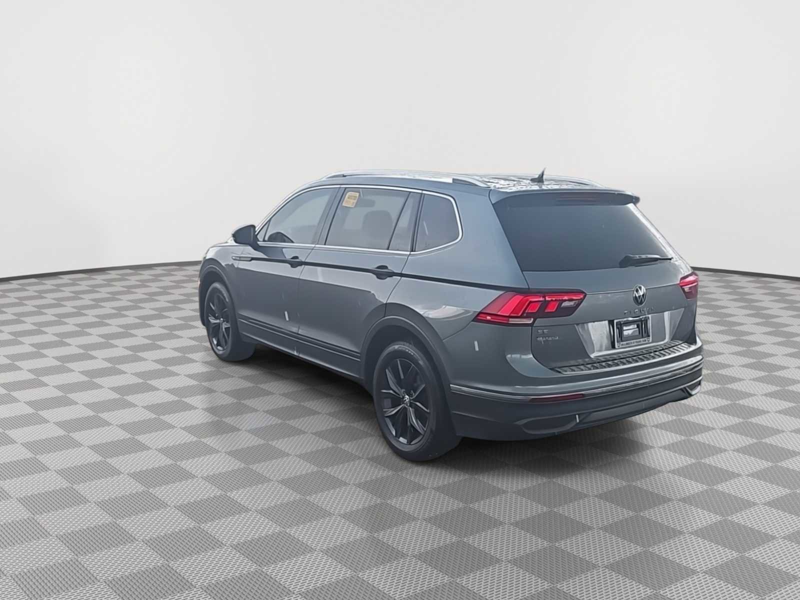 Used 2024 Volkswagen Tiguan SE FWD image 7