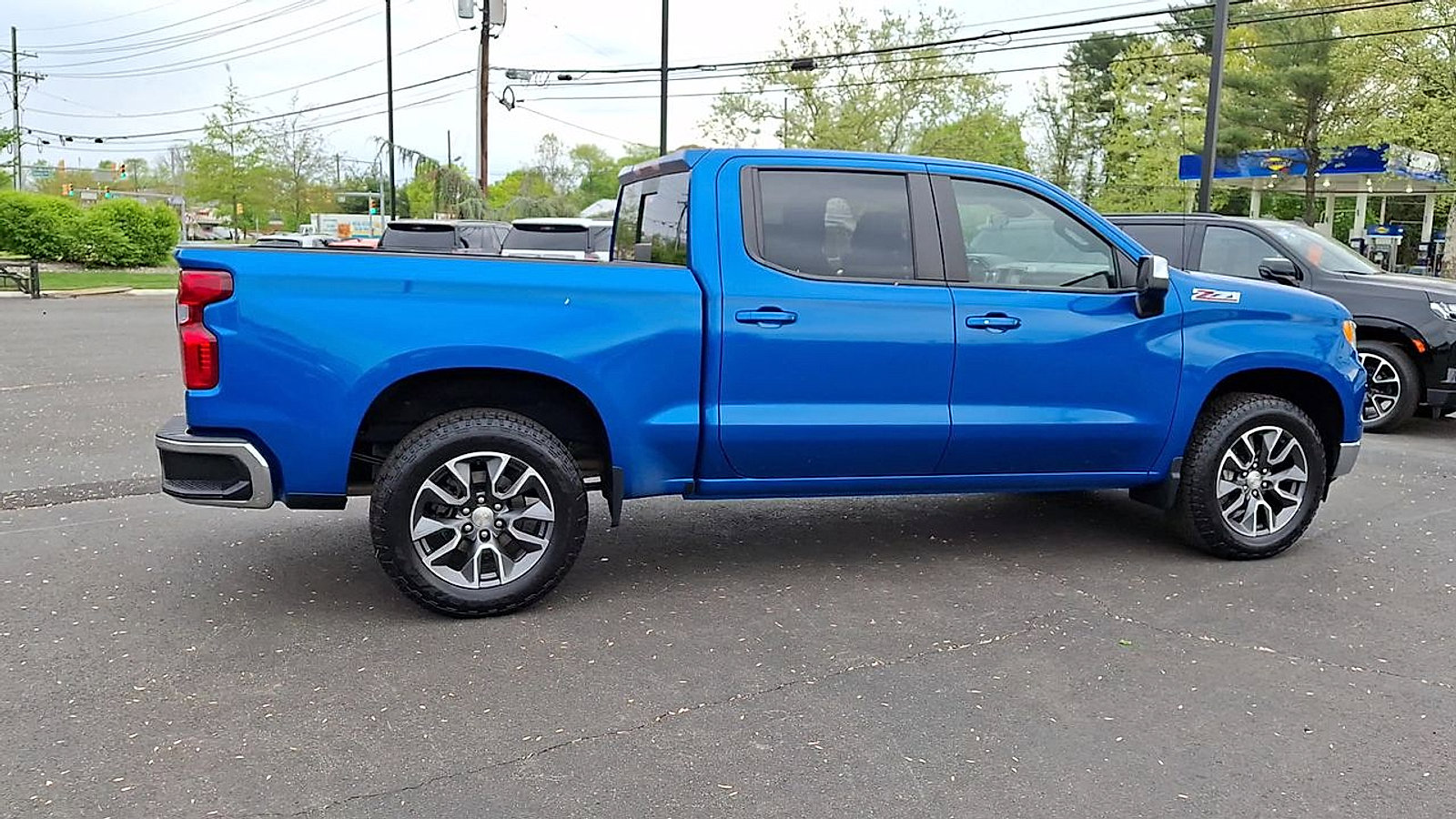 Certified 2022 Chevrolet Silverado 1500 LT w/ Z71 Off-Road Package AWD/4WD image 3