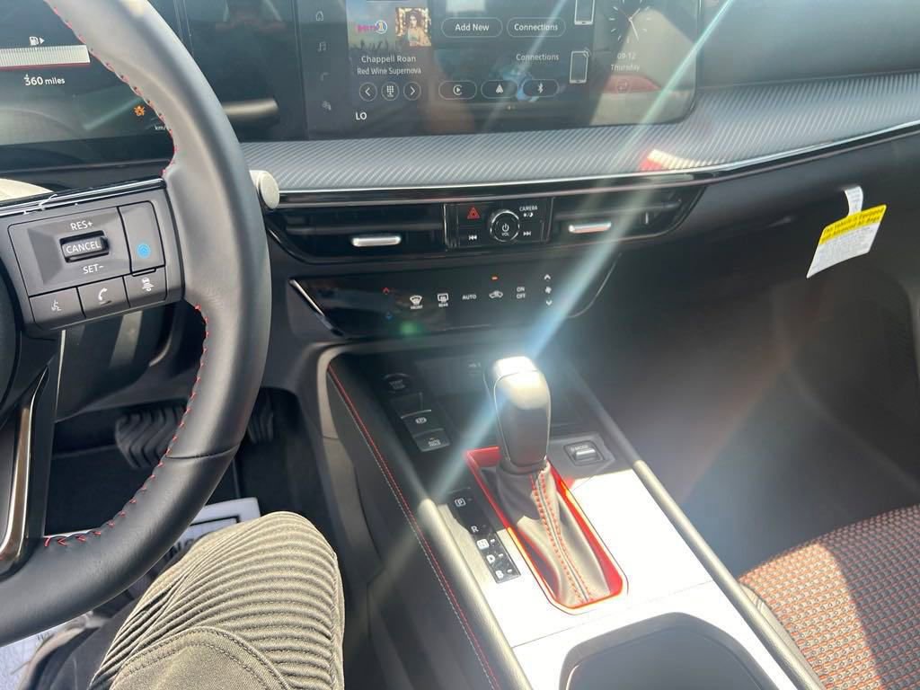 Certified 2025 Nissan Kicks SR FWD image 19