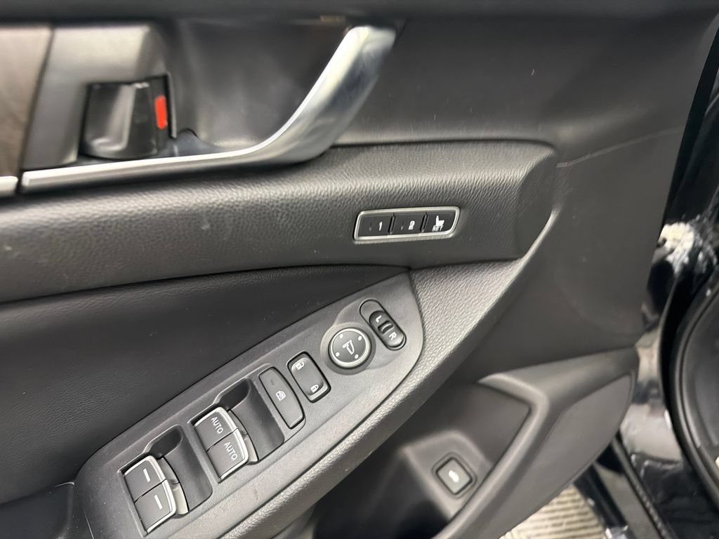 Used 2018 Honda Accord Touring image 12