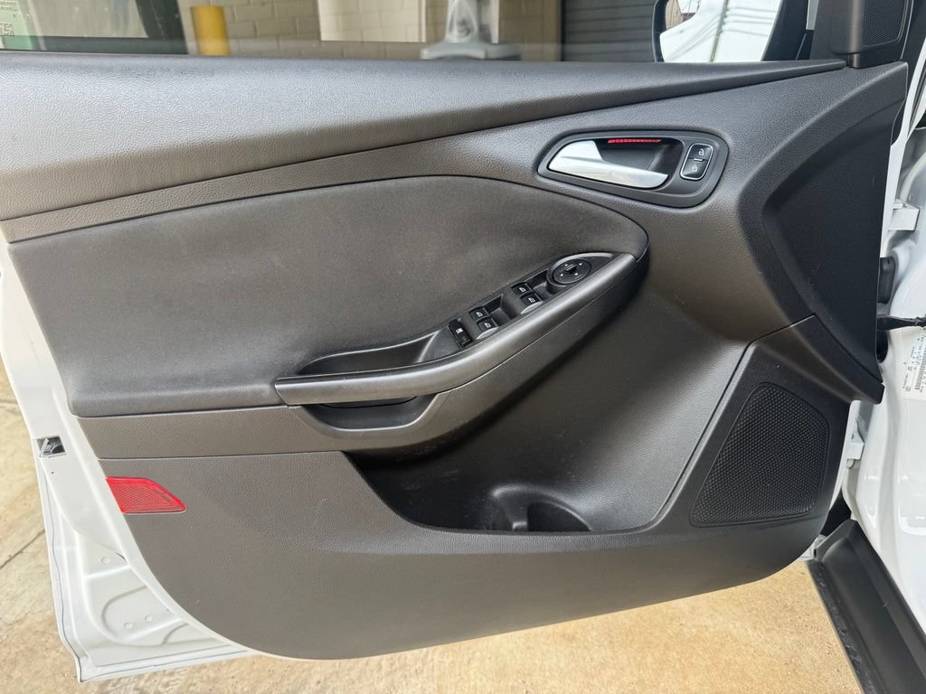 Used 2015 Ford Focus SE w/ Equipment Group 201A FWD image 12