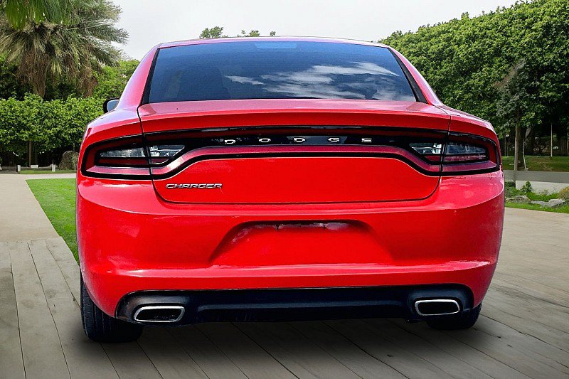 Used 2017 Dodge Charger SE RWD image 3