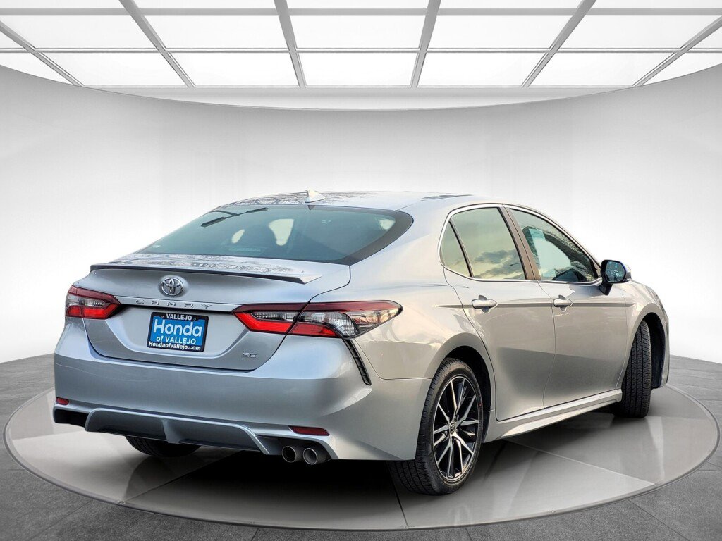 Used 2023 Toyota Camry SE image 3